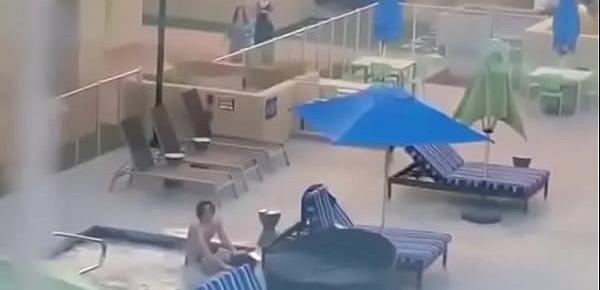  Flagra casal fudendo na piscina de casa